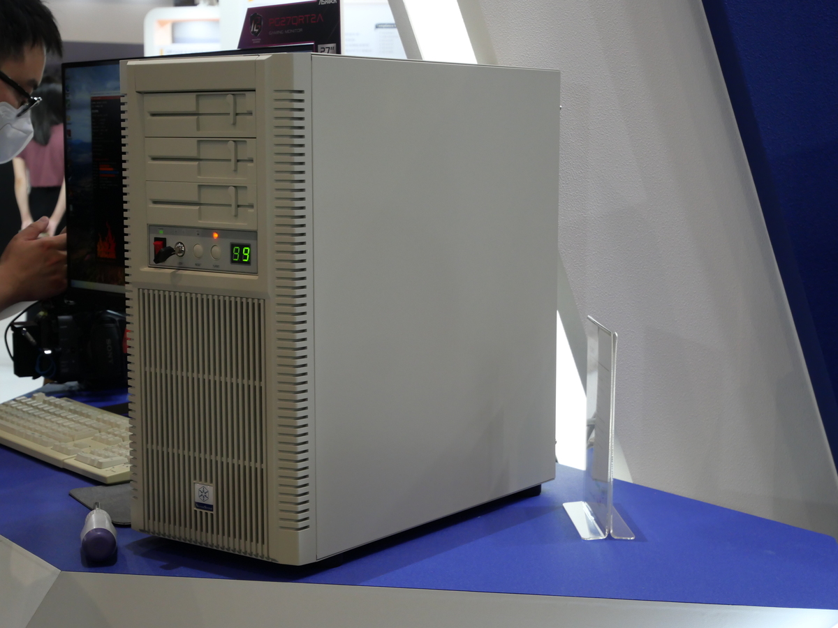 エモいPCケースに最新パーツ搭載、SilevrStone「FLP02」でレトロなPCデスク環境を作れる！ (1/5)