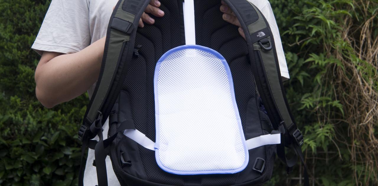 リュックで背中が暑い問題、キャンドゥのコレが簡単に解決してくれました