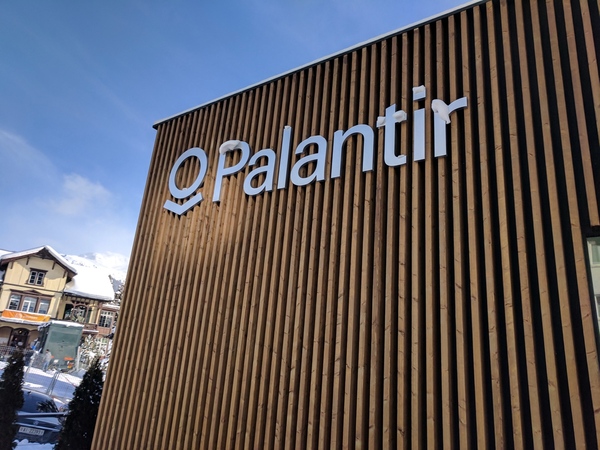 株価爆上げ　米軍が頼った謎のAIビッグデータ分析企業