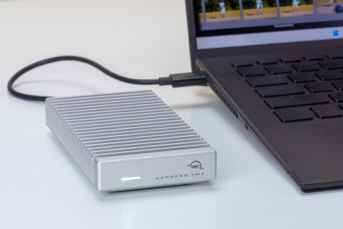 データ転送が遅いと嘆く人にはThunderbolt対応のSSDがおすすめだ！ (1/4)