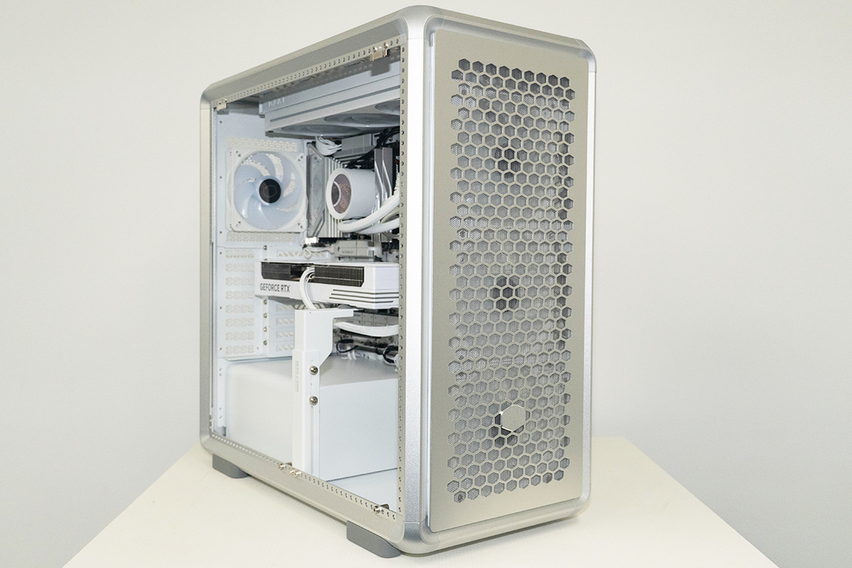 黒でも白でもないアルミでシルバーのゲーミングPCの唯一無二感がスゴい、ケースに合わせたパーツ構成にも注目 (1/4)